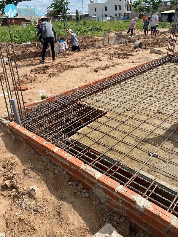 Thực hiện thêm lớp xi măng tạo nền khi xây nhà